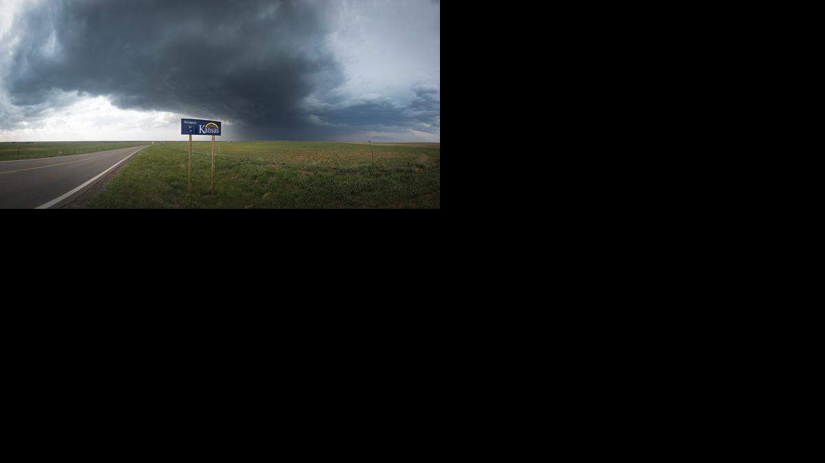 
A thunderstorm forms along the Kansas-Oklahoma border near Ashland. (May 7, 2013)
