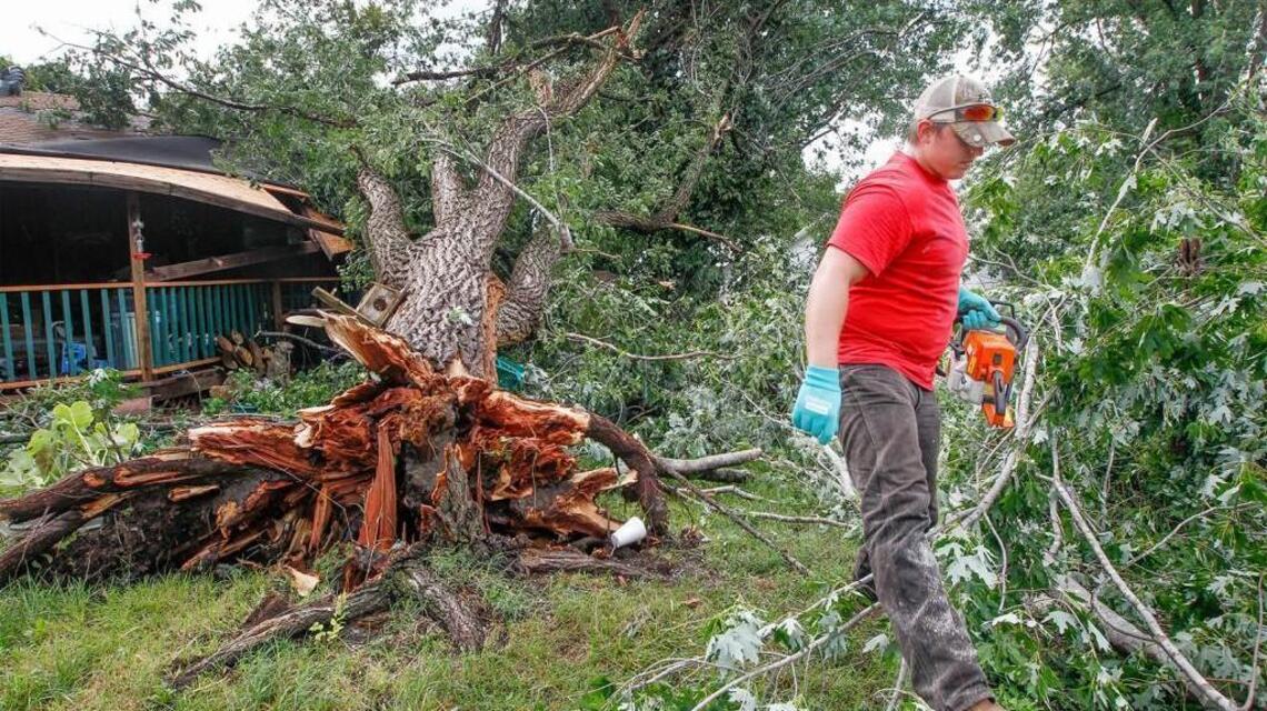 Neighbors begin cleanup after Eureka tornado