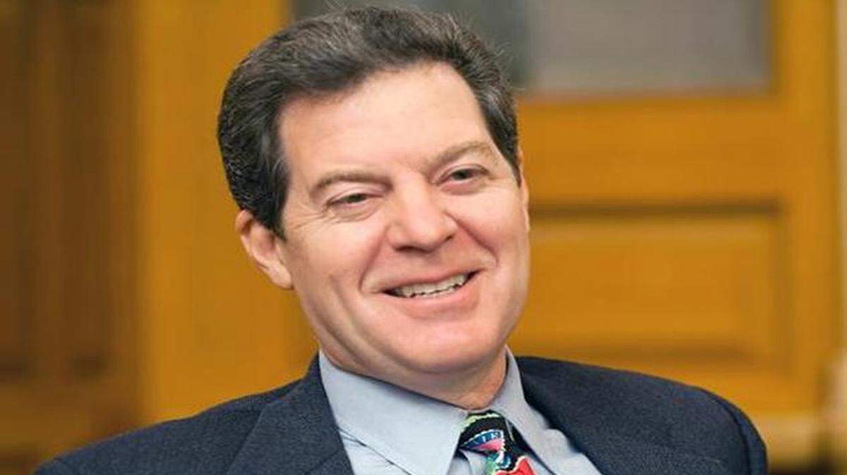 Kansas Gov. Sam Brownback’s communications office sent out e-mails to Kansans on Friday criticizing media outlets for coverage of his recent decision to trim school districts’ current year funding by about $28 million statewide.