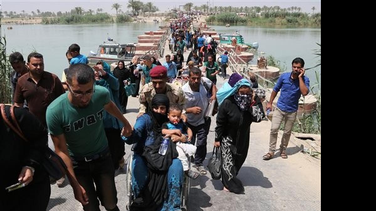 
Iraqis flee the fighting in Ramadi. Thousands of displaced people poured into Baghdad province this week.
