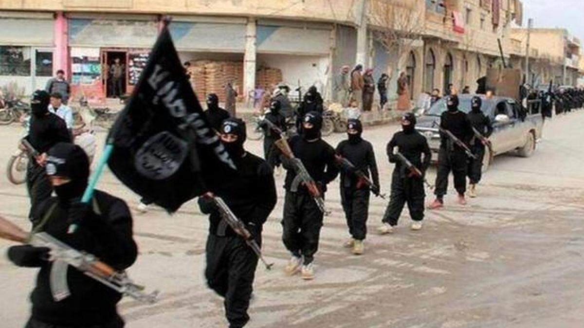 
President Obama has drawn a line to limit what American troops will do in the fight against the Islamic State: They can advise, assist and train Iraqi forces, but they will not participate in ground combat.
