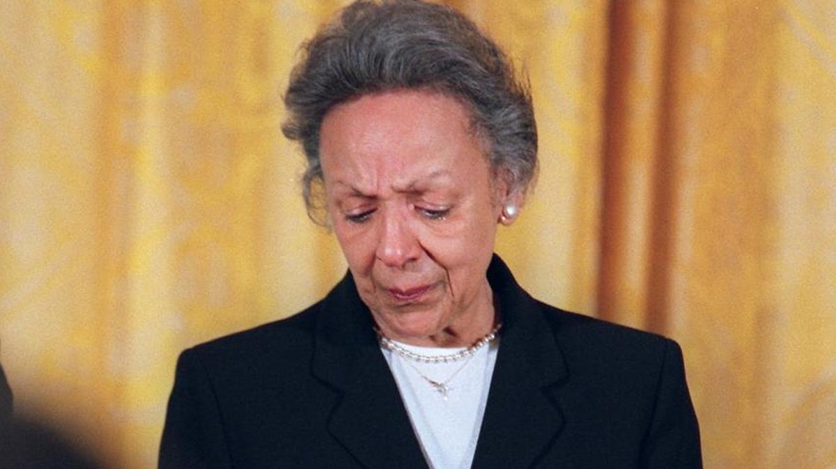 Arlene Fox, widow of 1st Lt. John Fox, holds a Medal of Honor which was posthumously awarded by President Clinton during a ceremony at the White House on Jan. 13, 1997. In a long-awaited ceremony, seven World War II veterans became the first black soldiers of that conflict to receive the Medal of Honor.