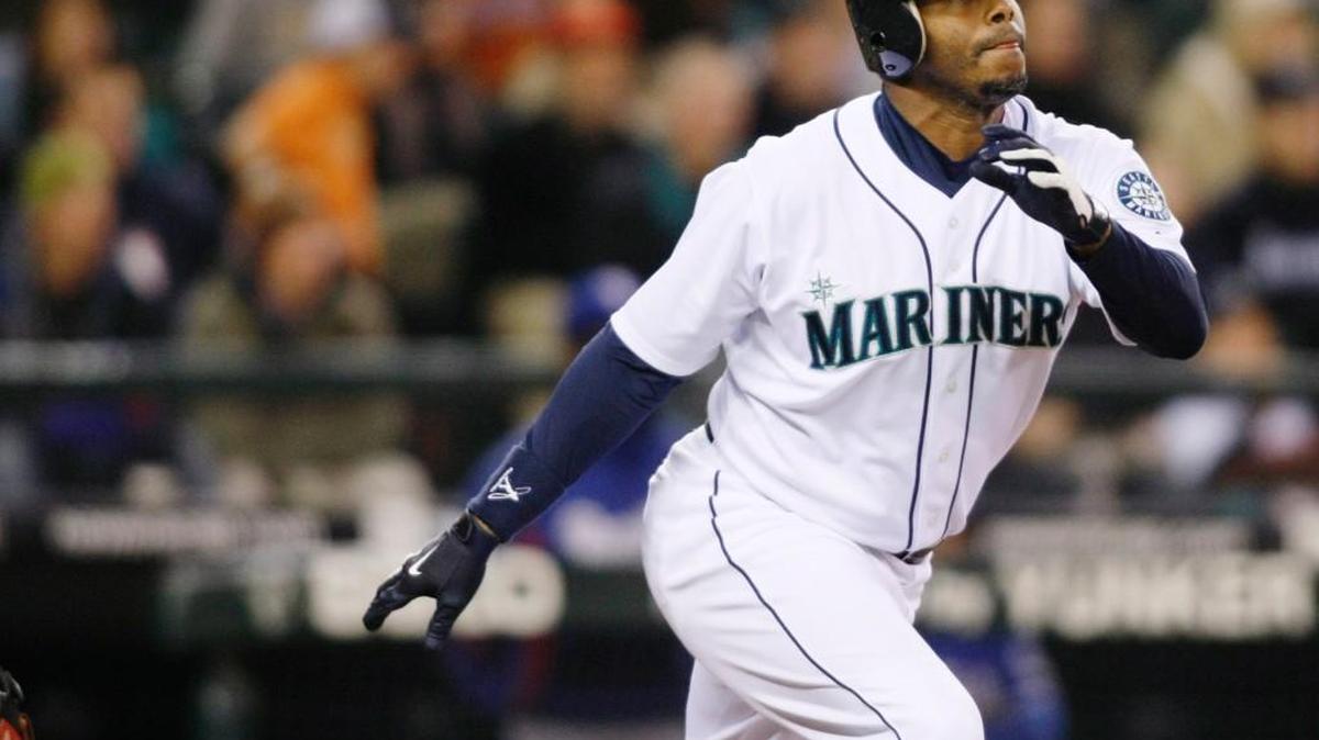 Ken Griffey Jr. received a yes vote on 437 of 440 ballots by the Baseball Writers Association of America on Wednesday.