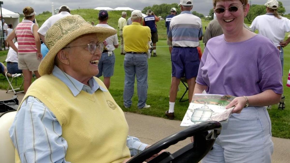 Former USGA president Judy Bell talks to Sheila Konkel, a fan from Wichita, at the 2002 U.S. Women’s Open at Hutchinson’s Prairie Dunes Country Club.