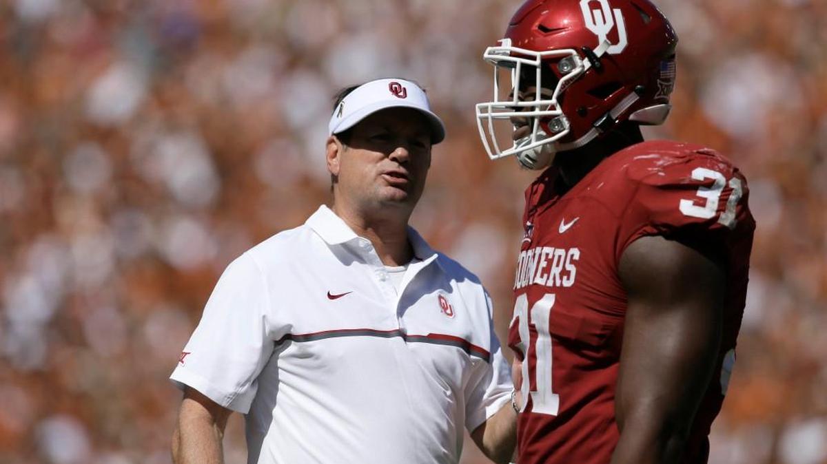 Oklahoma coach Bob Stoops, left, talks to Oklahoma linebacker Ogbonnia Okoronkwo during the second half of an NCAA college football game against Texas in Dallas Saturday, Oct. 8, 2016. (AP Photo/LM Otero)