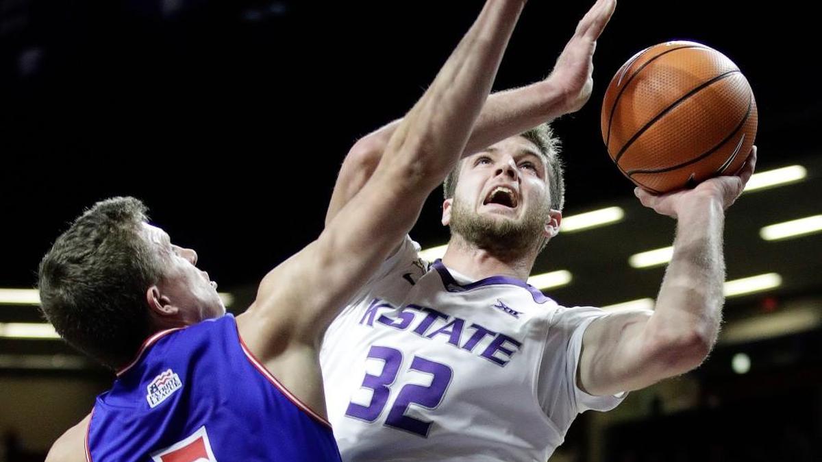 Dean Wade (32) scored 25 points in a victory over Oral Roberts on Wednesday.