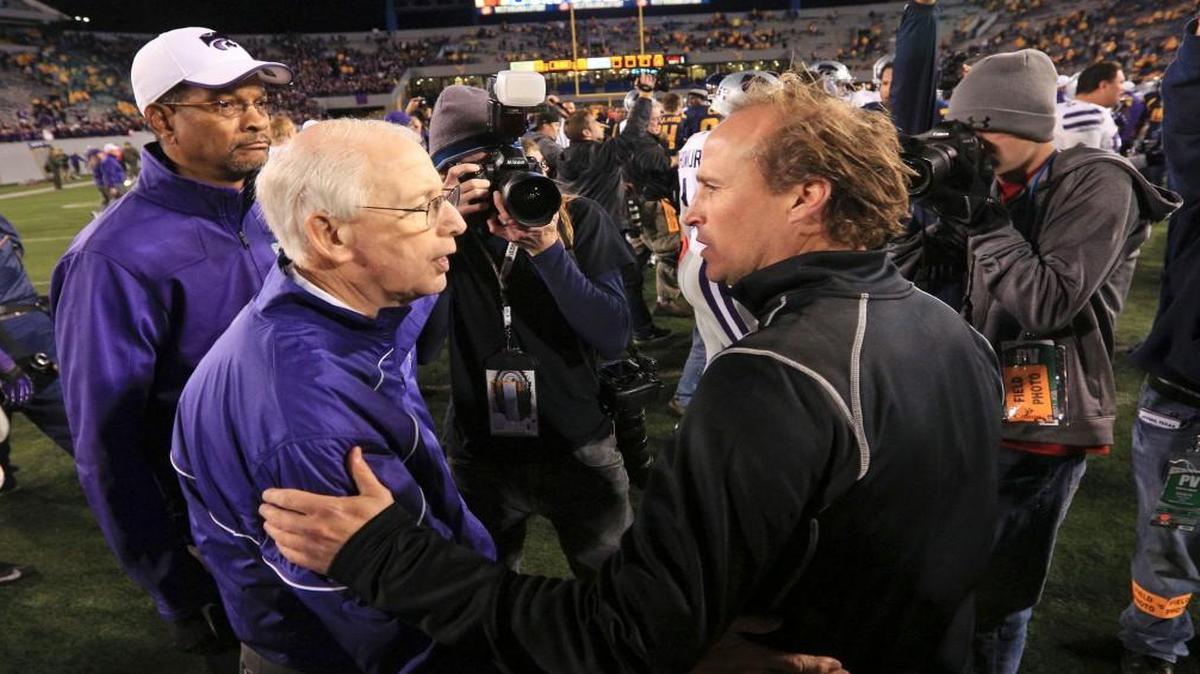 Bill Snyder and Dana Holgorsen shake hands following a K-State victory in 2012.