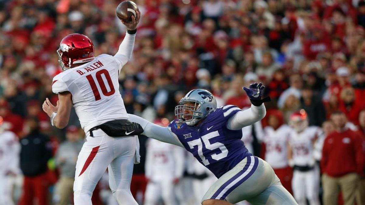 K-State defensive end Jordan Willis keeps the pressure on Arkansas quarterback Brandon Allen (10)(January 2, 2016)