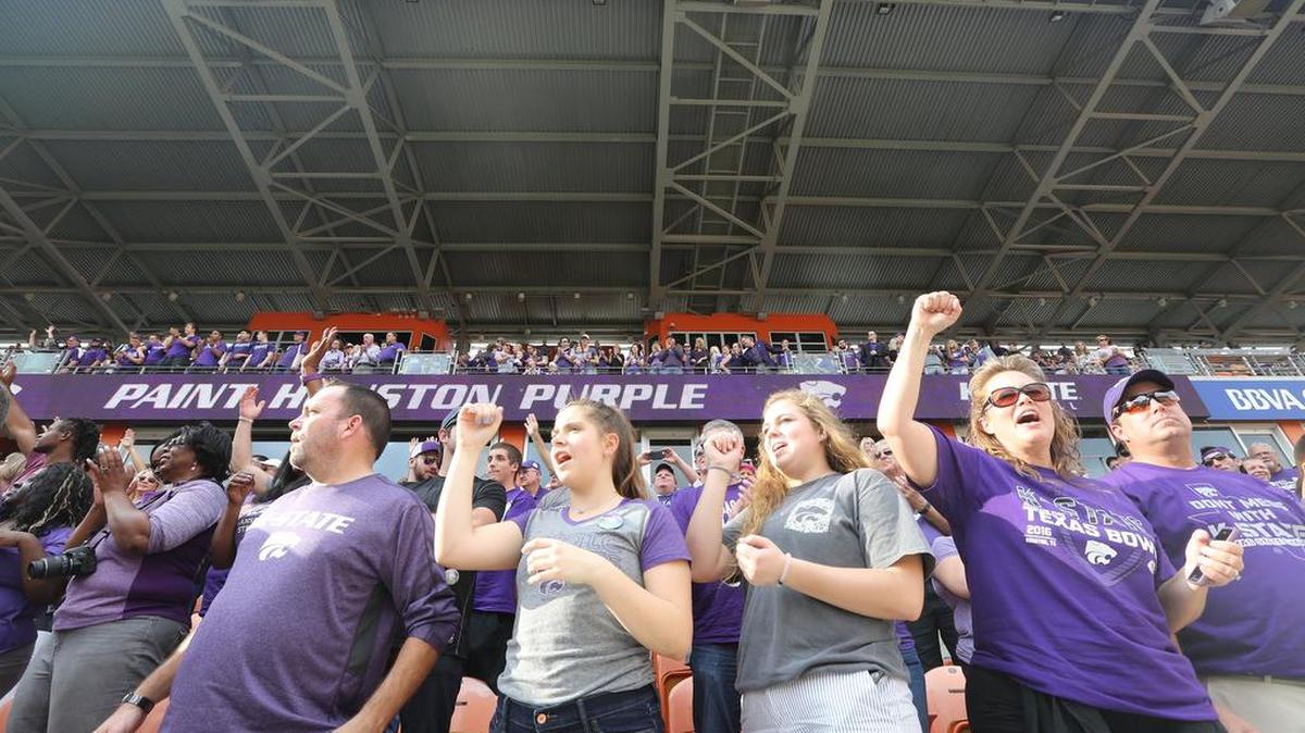 K-State fans cheer the K-State football team as they arrive for a pep rallyTuesday afternoon in BVAA Compass Stadium in Houston. (Dec. 27, 2016)
