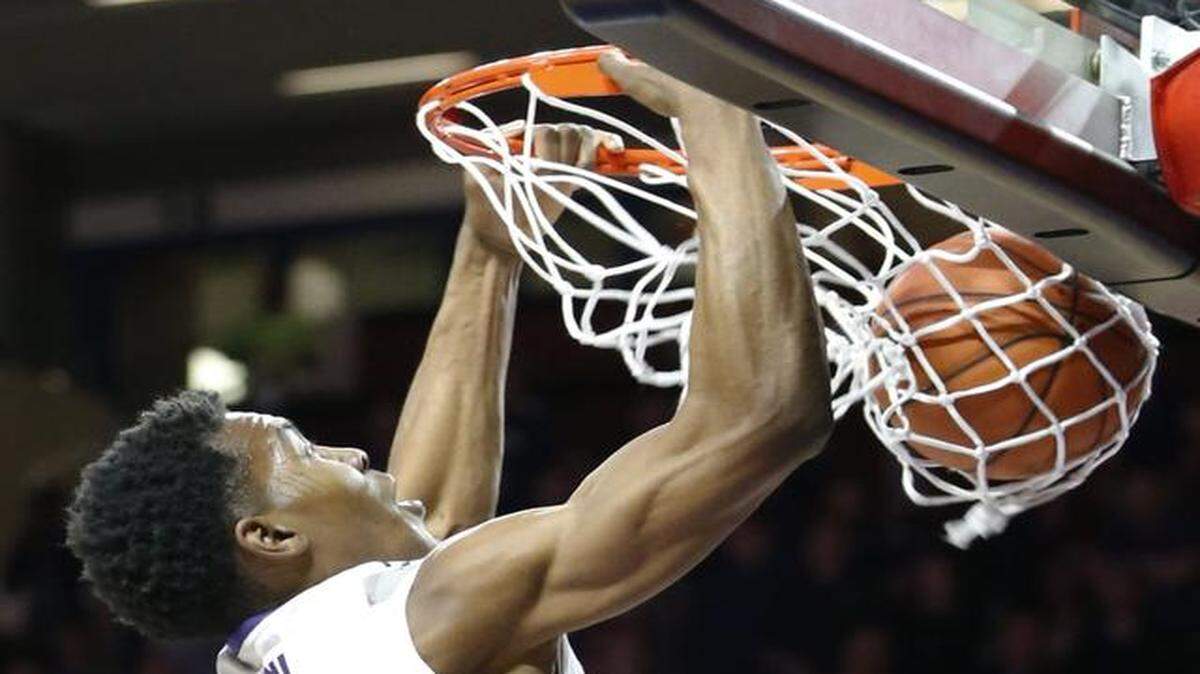 
Kansas State’s Wesley Iwundu dunks against Texas Tech early in the first half Wednesday night in Manhattan.
