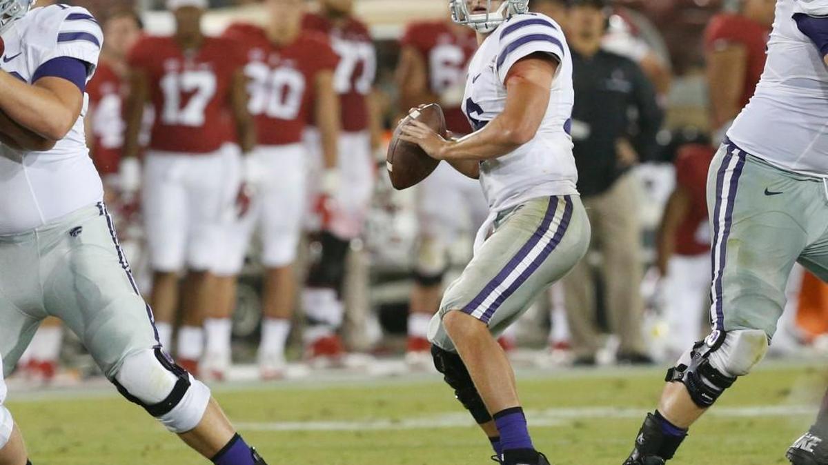 K-State quarterback Jesse Ertz gets all kinds of time to look for a receiver behind his offensive line (September 2, 2016)