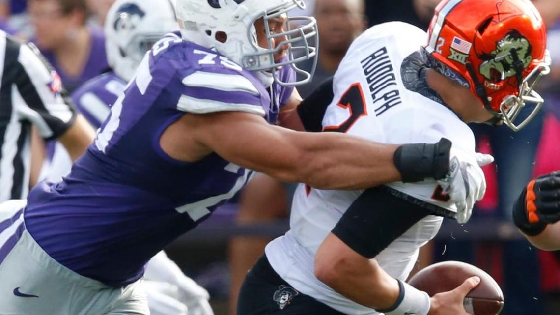 K-State defensive end Jordan Willis grabs Oklahoma State quarterback Mason Rudolph.(November 5, 2016)