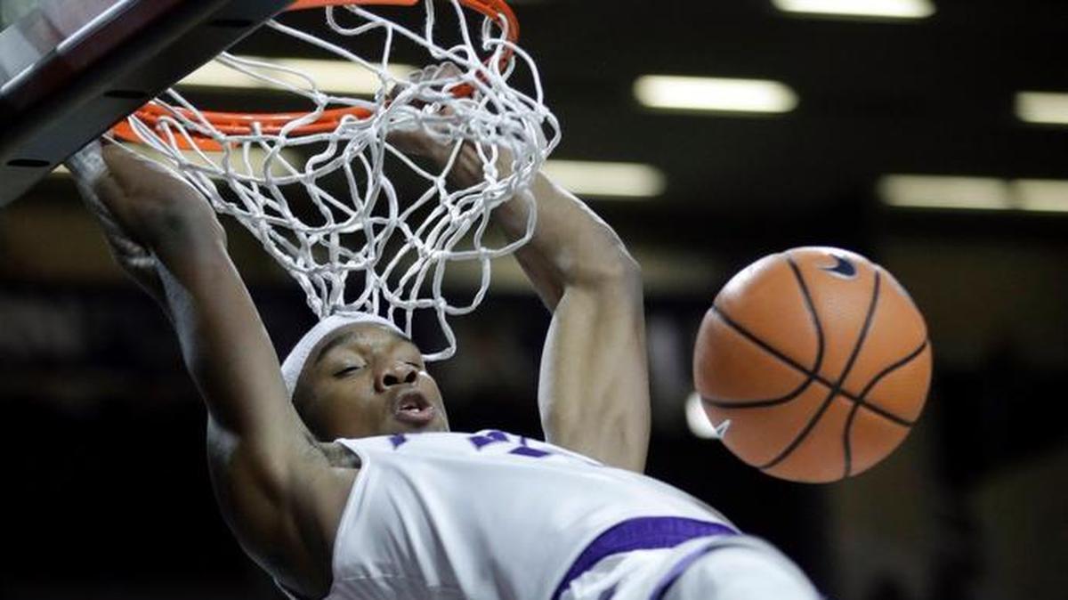 Kansas State forward Xavier Sneed dunks during the second half Saturday in Manhattan.