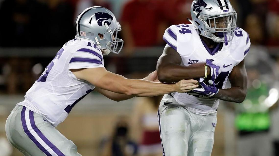 K-State running back Charles Jones gets a handoff from quarterback Jesse Ertz against Stanford. (AP Photo/Marcio Jose Sanchez)