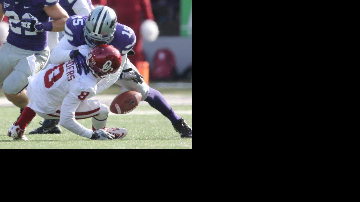 
K-State defensive back Randall Evans knocks the ball loose from Oklahoma wide receiver Jalen Saunders last season.
