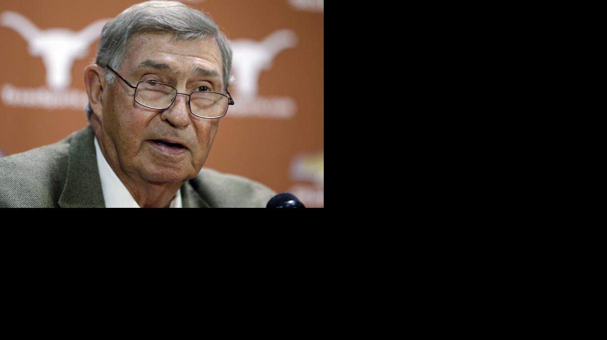 
Texas athletic director DeLoss Dodds formally announces his retirement during a Oct. 1, 2013 news conference.
