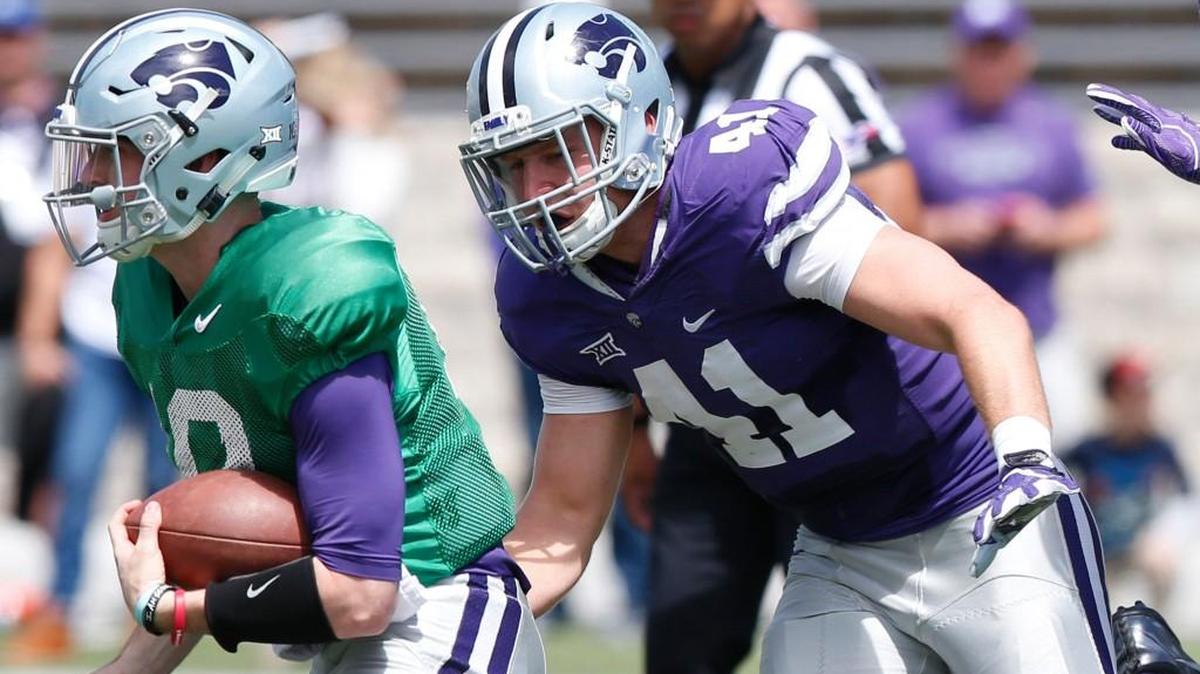 K-State linebacker Sam Sizelove chases down quarterback Skylar Thompson at the Wildcats’ spring game (April 22, 2017)