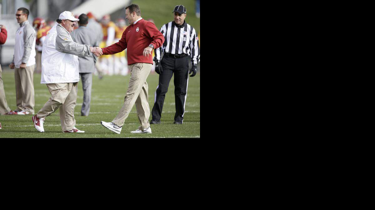 
Iowa State offensive coordinator Mark Mangino, left, greets Oklahoma coach Bob Stoops before their game last Saturday. Mangino was Stoops’ offensive coordinator before becoming Kansas coach in 2002.
