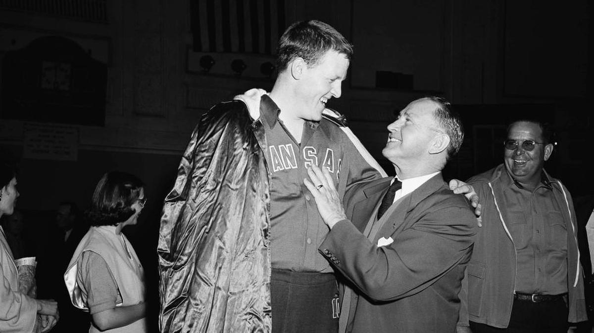 Clyde Lovellette and Kansas coach Phog Allen congratulate each other after a March 1952 victory over Kansas State. Lovellette died on Wednesday night in North Manchester, Ind.