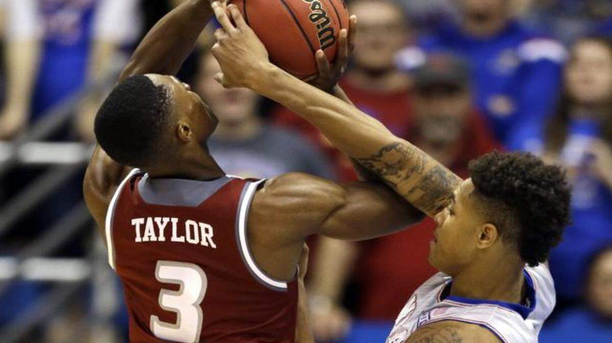 
Kansas guard Kelly Oubre Jr., right, blocks a shot by Rider’s Jimmie Taylor during a game in November. Oubre has averaged 15.2 points during KU’s last four games.
