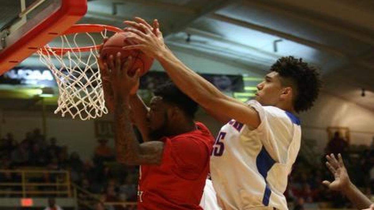 
Trinity Valley’s Jhaustin Thomas grabs a rebound in front of Hutchinson’s Moataz Aly in the first half Wednesday at the NJCAA tournament in Hutchinson.
