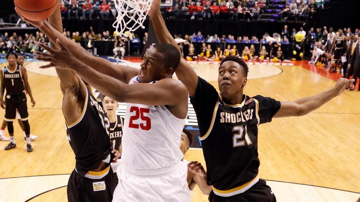 Wichita State’s Darral Willis Jr. (21) clamped down on Dayton’s Kendall Pollard during their teams’ NCAA Tournament game, which Wichita State won 64-58.