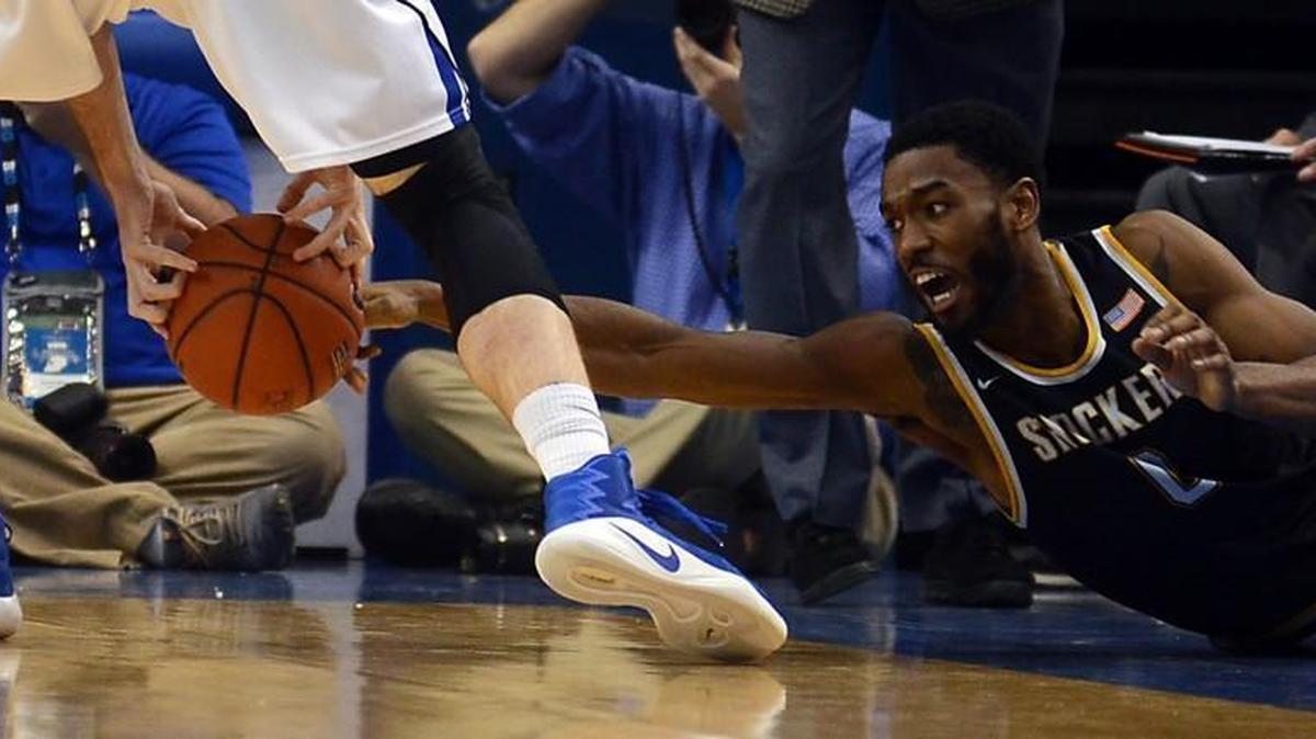 Wichita State's Rashard Kelly, right, reaches for the ball against Indiana State's Bronson Kessinger in the first half.