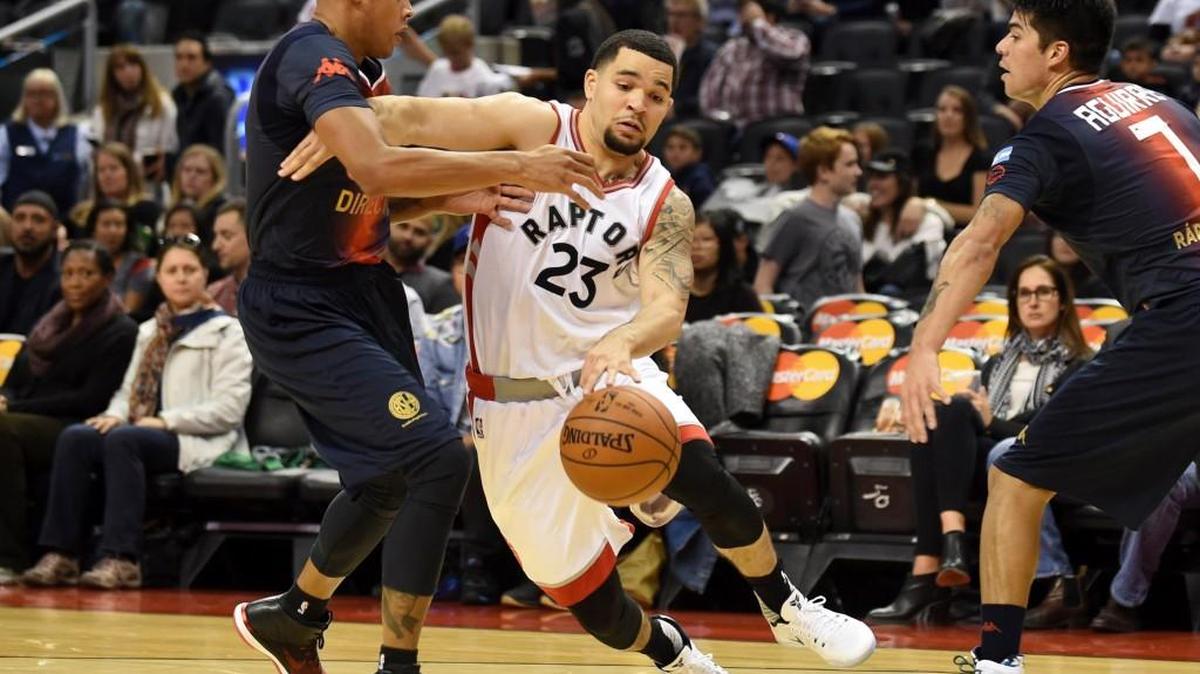 Toronto’s Fred VanVleet, center, works around Bueno Aires San Lorenz’s Guillermo Diaz, left, during the first half of an exhibition basketball game Friday in Toronto.