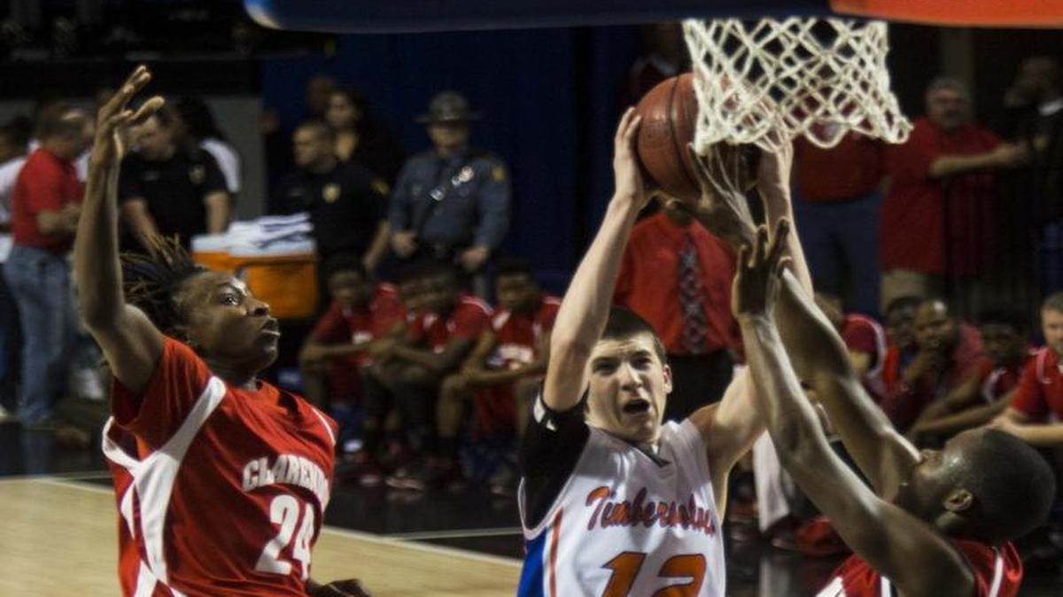 Austin Reaves (middle) drives through Clarendon’s defense during the Arkansas 2A title game during Reaves’ sophomore season.