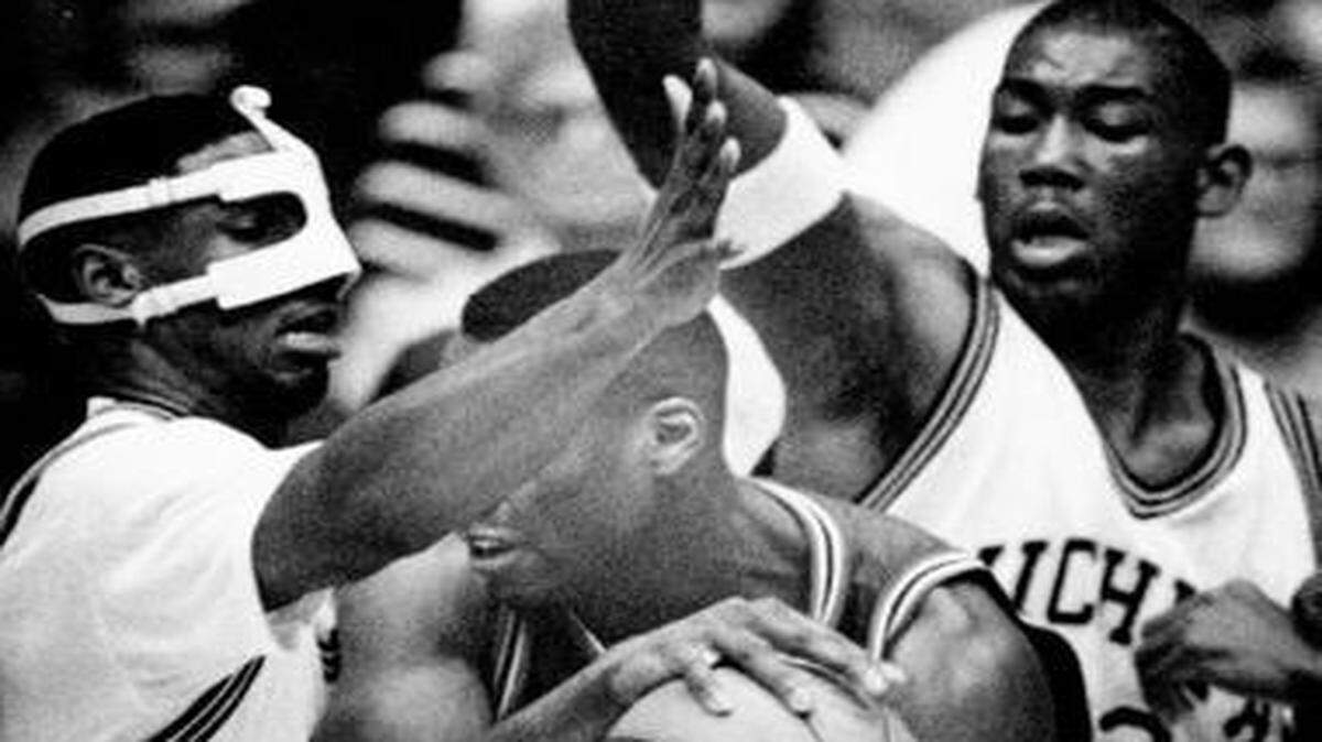 
Kansas' Alonzo Jamison is sandwiched between WSU's Michael Wiggins and John Smith in the teams’ Jan. 8, 1992 game at Levitt Arena. KU won 81-51.
