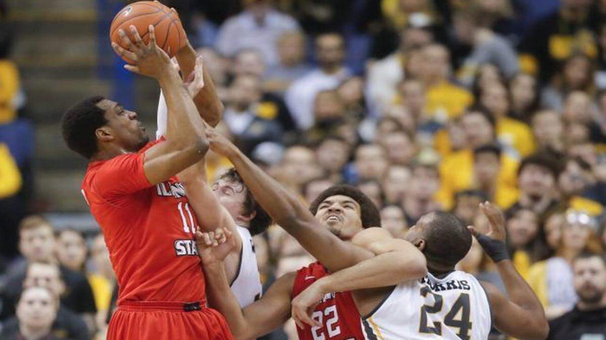 
Illinois State’s MiKyle McIntosh shoots over Wichita State’s Evan Wessel while Illinois State’s Reggie Lynch gets tangled up with Wichita State’s Shaquille Morris during the first half of their MVC semifinal Saturday at the Scottrade Center in St. Louis.
