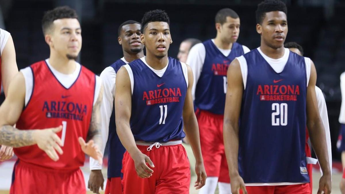 Allonzo Trier, center, is a standout freshman for the Arizona basketball team. He’s an example of a player who benefits from an uptempo, emphasis-on-scoring offense that’s played in the Pac-12.
