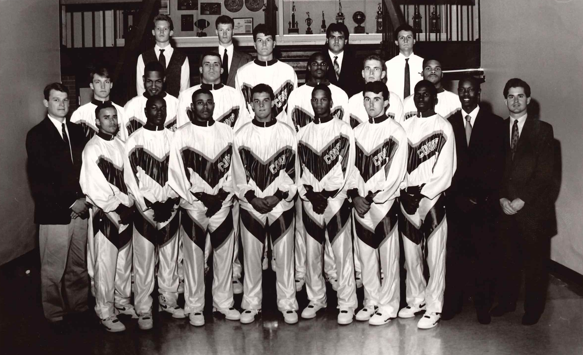 A team picture showing Brad Underwood (left) with his Dodge City Community College men’s basketball squad.