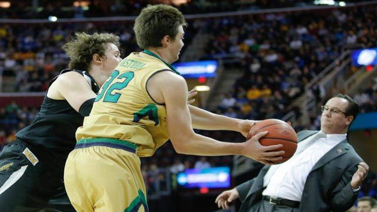 
Wichita State coach Gregg Marshall tries to avoid getting in the way of WSU’s Evan Wessel and Notre Dame’s Steve Vasturia as they battle for the ball in the second half.
