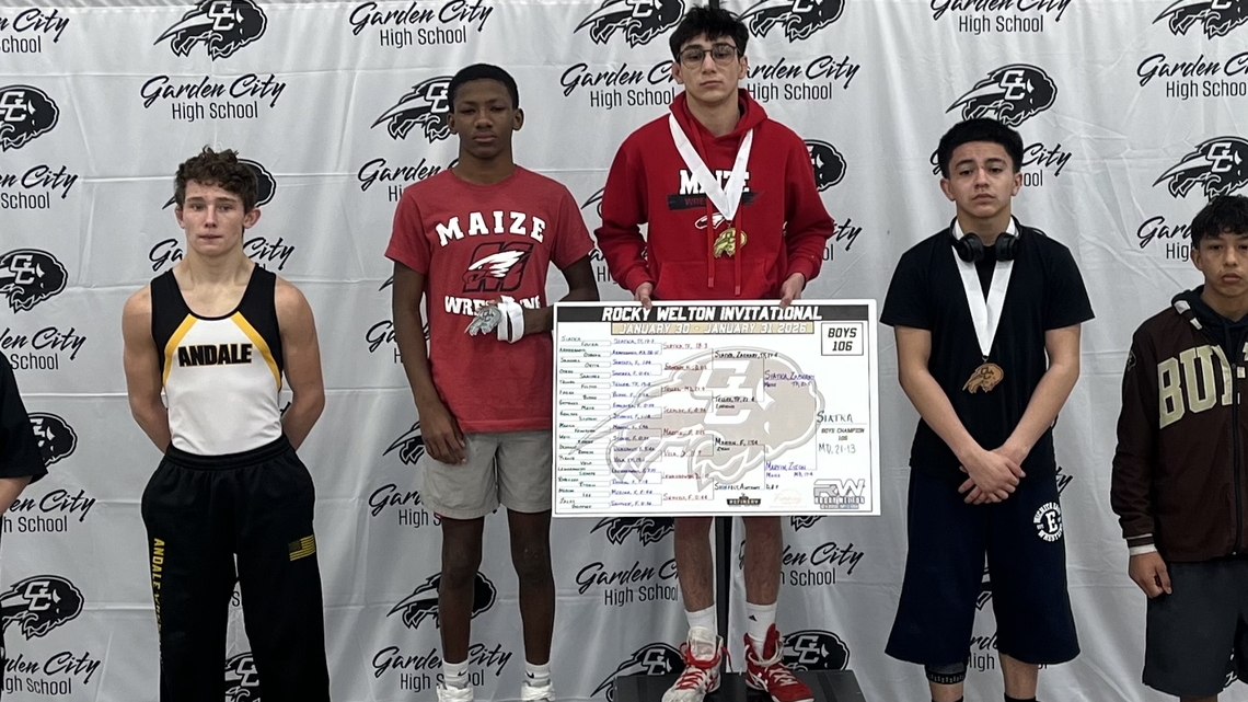 Same weight, same team: Maize wrestling’s depth has produced a rare 1-2 punch