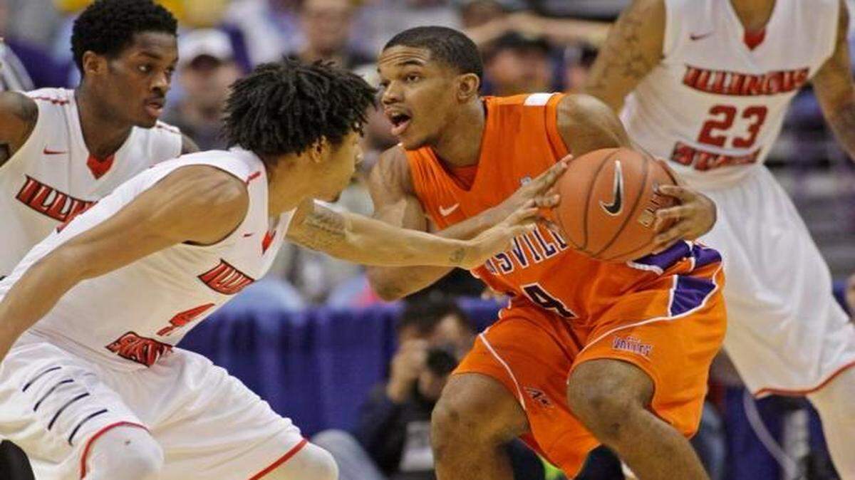 
Evansville’s Duane Gibson handles the ball as Illinois State's DeVaughn Akoon-Purcell defends in the first half of Illinois State’s 71-67 quarterfinal win.
