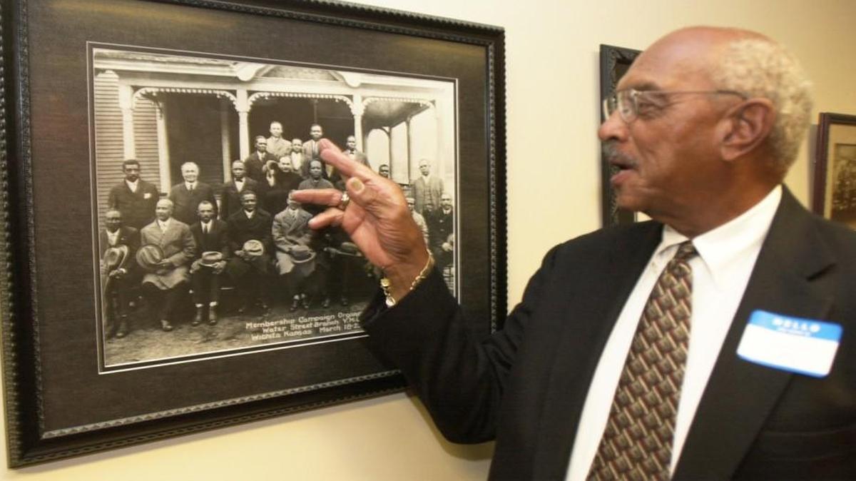Linwood Sexton points out his father, Edwin Sexton, pictured in a 1926 photo of Ark Valley Masons that hangs on the wall of the Ark Valley Lodge building in downtown Wichita. Linwood Sexton died Wednesday.