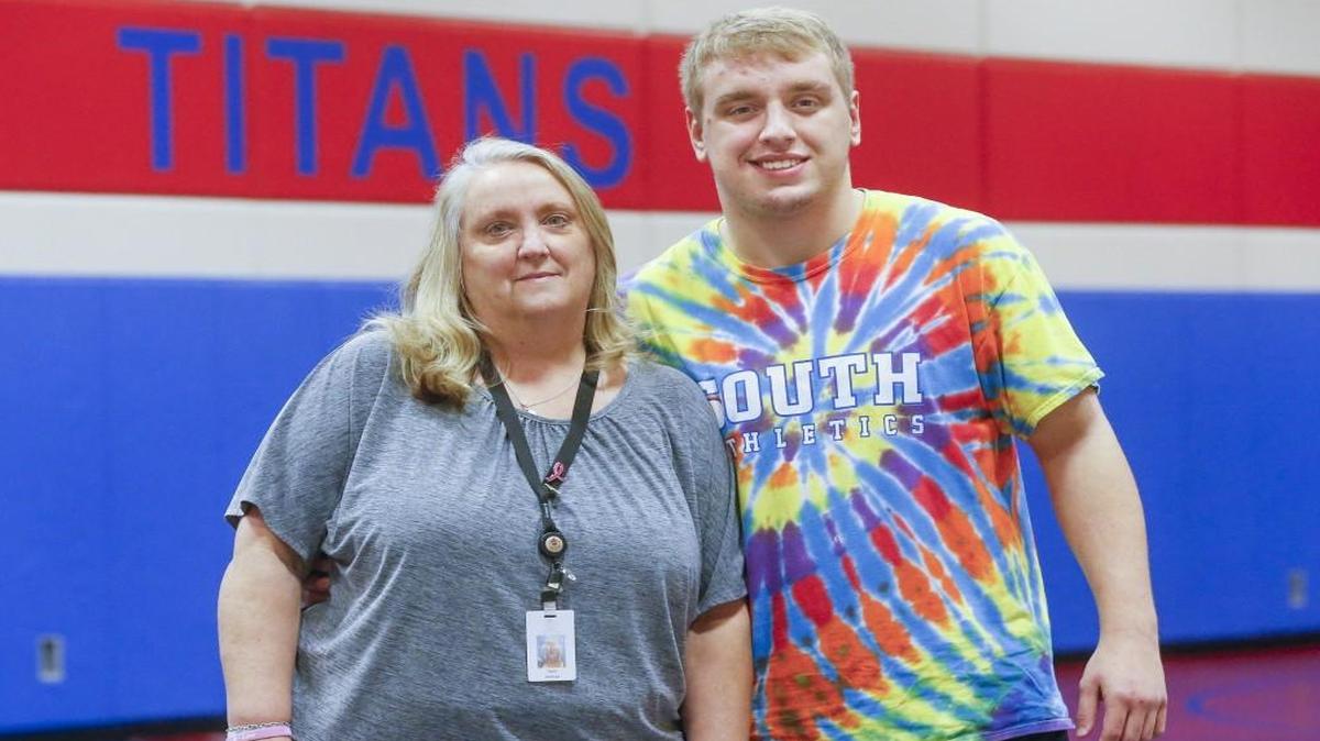 South High junior Kasdon Arehart, right, with his mother Tami. Kasdon Arehart is the top-ranked Class 6A wrestler at 220 pounds and has found strength through his mother, who was diagnosed with cervical cancer and survived.