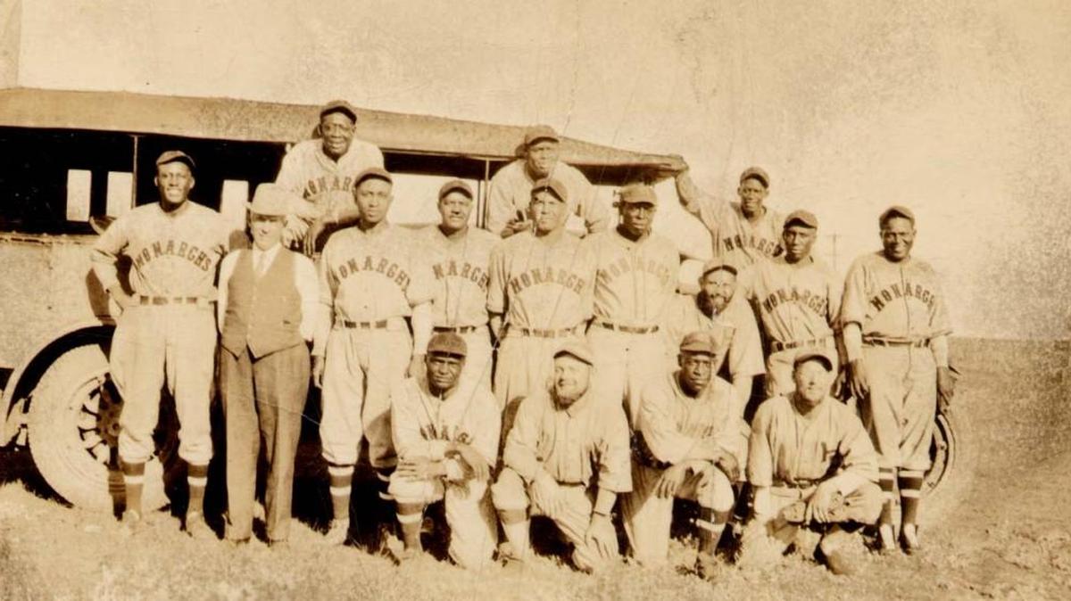 The 1934 Kansas City Monarchs with players from the House of David team.