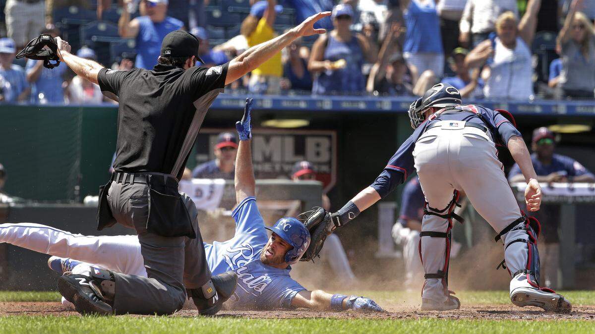 Kansas City Royals’ Drew Butera (9) beats the tag at home by Minnesota Twins catcher Mitch Garver after hitting a three-run inside-the-park home run during the seventh inning of a baseball game Sunday, July 22, 2018, in Kansas City, Mo. (AP Phot0/Charlie Riedel)