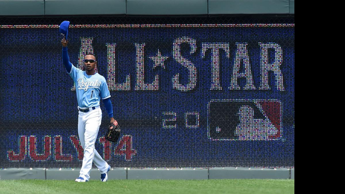 
Kansas City left fielder Jarrod Dyson tips his hat to the cheers of the crowd after catching a fly ball out on Tampa Bay’s Grady Sizemore and doubling up John Jaso at first during the first inning Thursday.

