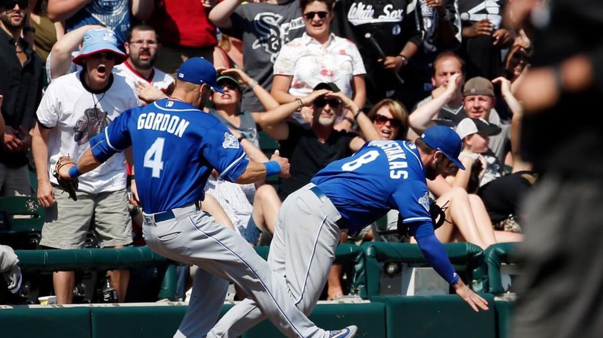 Royals left fielder Alex Gordon, left, and third baseman Mike Moustakas collide during the eighth inning Sunday in Chicago.