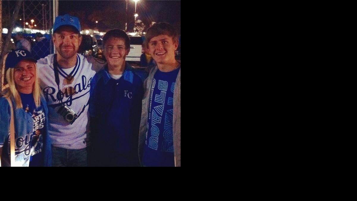
Jason Sudeikis showed his support for the Royals while posing for a photo with fans. 
