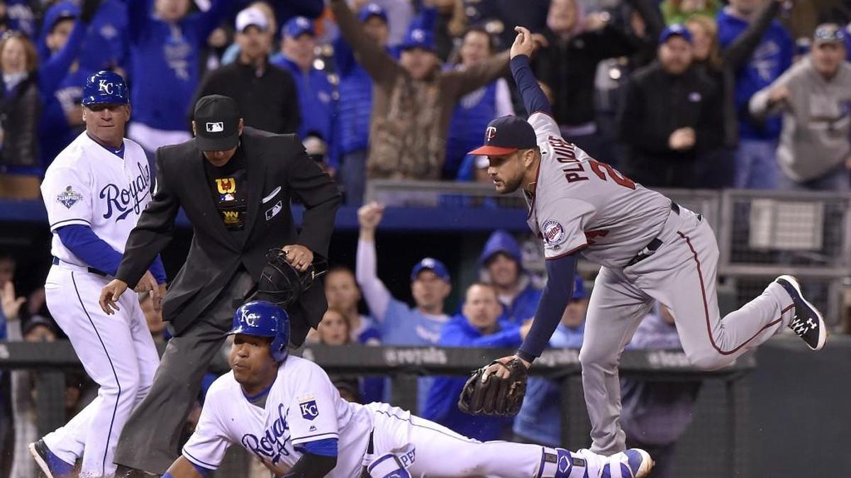 The Royals’ Salvador Perez reaches third on an RBI triple before the tag from Twins third baseman Trevor Plouffe in the eighth inning on Friday in Kansas City, Mo.