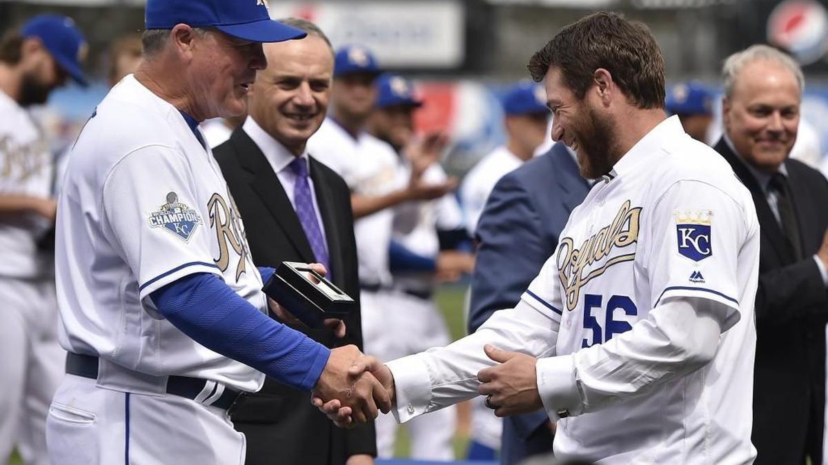 Former Royals closer Greg Holland shakes hands with manager Ned Yost during Tuesday’s ring ceremony.
