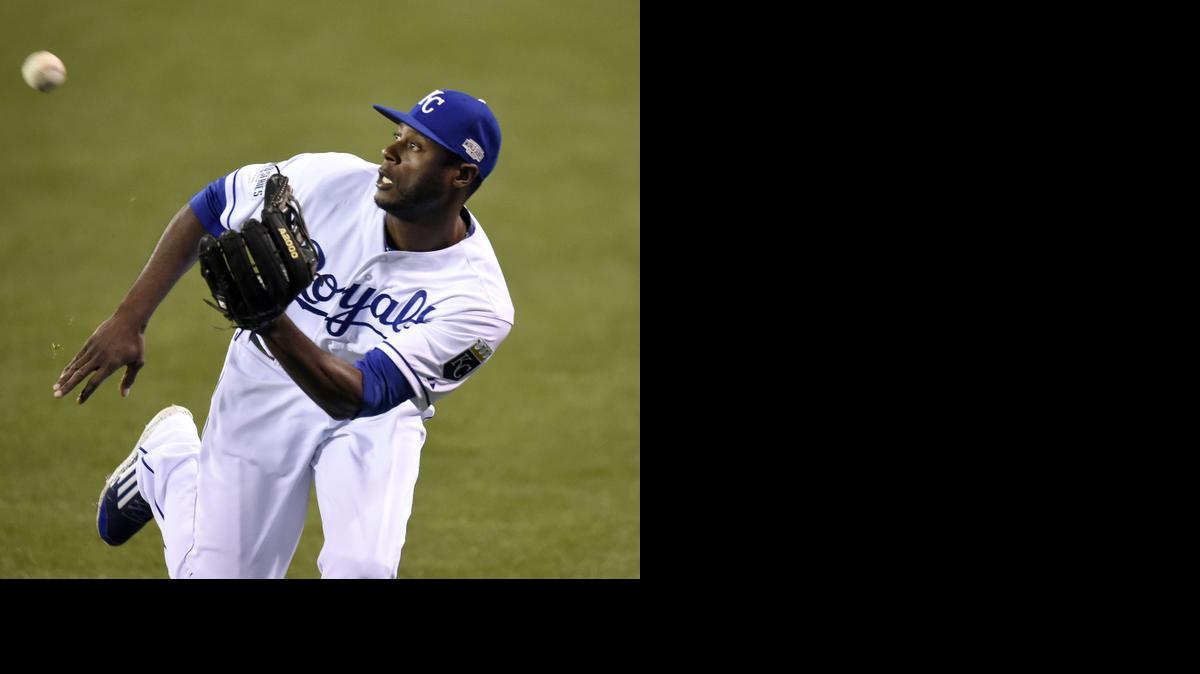 
Kansas City center fielder Lorenzo Cain retires San Francisco’s Joe Panik with a running catch in the first inning in Game 6 of the World Series on Tuesday in Kansas City, Mo.
