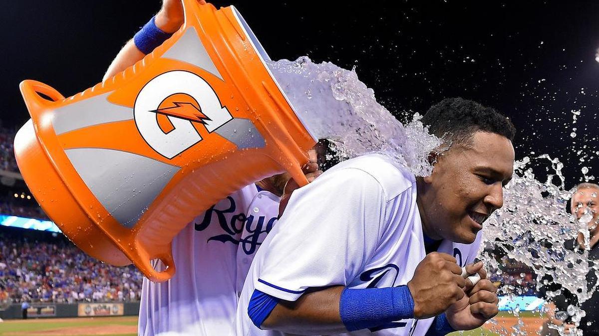 
The Royals’ Salvador Perez is the recipient of a celebratory dunking by Ben Zobrist after a 7-6 win against the White Sox on Saturday in Kansas City, Mo. 
