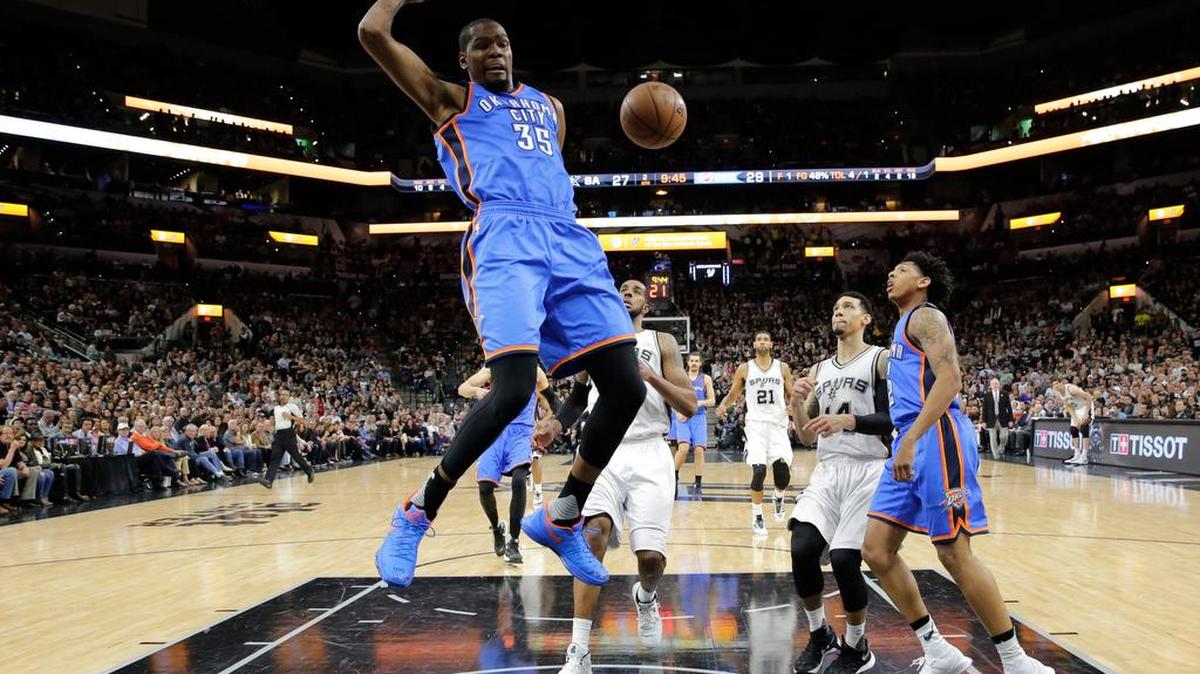 Oklahoma City Thunder's Kevin Durant (35) dunks the ball during the first half in Monday’s game against the San Antonio Spurs in San Antonio.