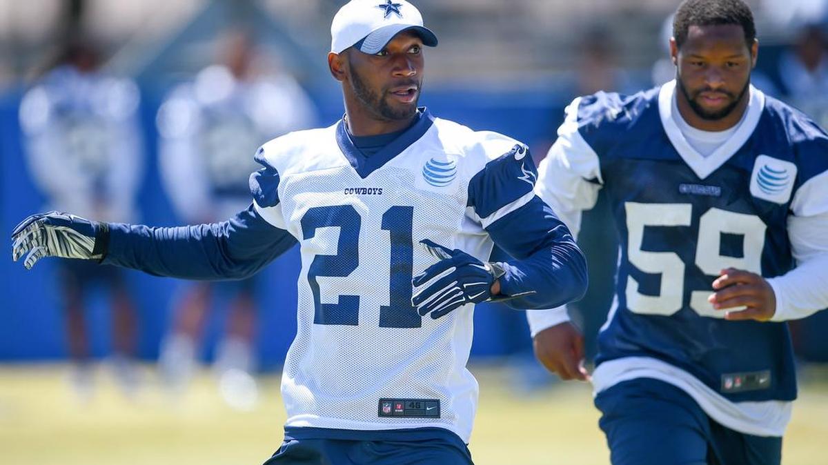
Cowboys running back Joseph Randle (21) and outside linebacker Anthony Hitchens run a play during training camp Tuesday in Oxnard, Calif. 
