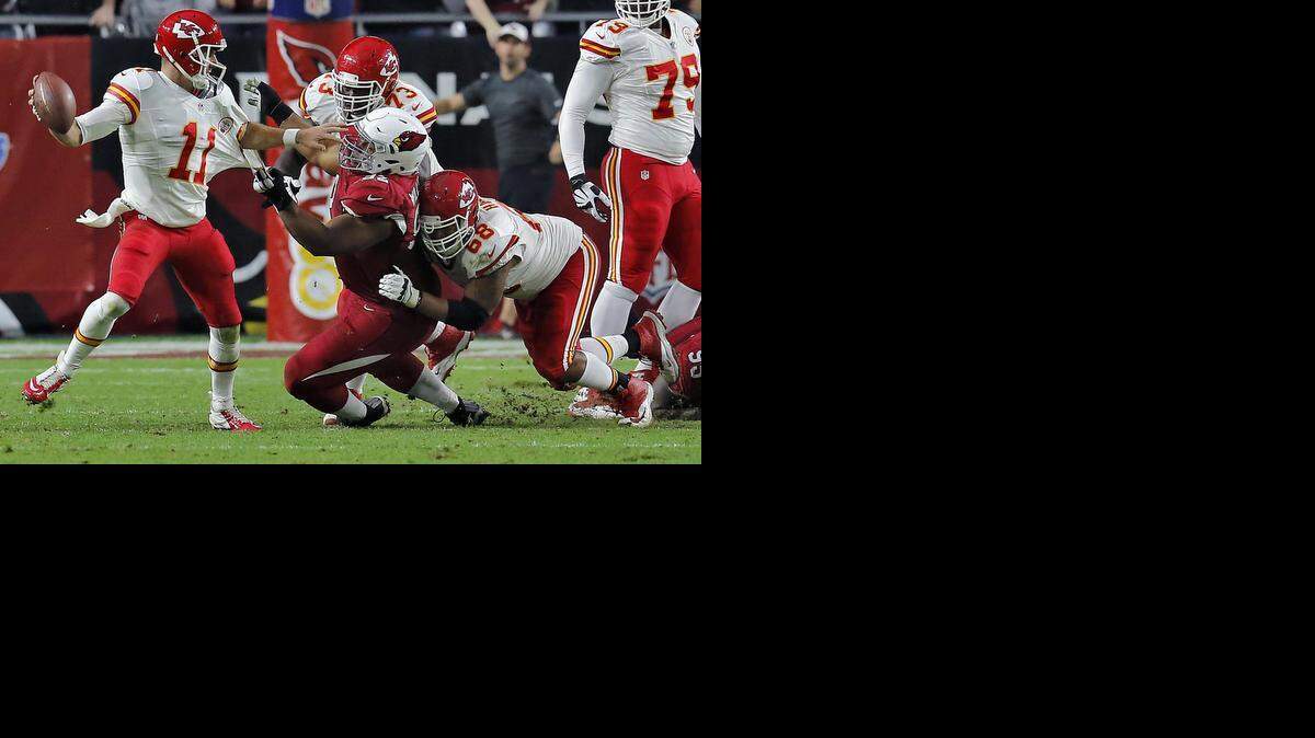 
Kansas City Chiefs quarterback Alex Smith was pressured by Arizona Cardinals nose tackle Dan Williams during the second half.
